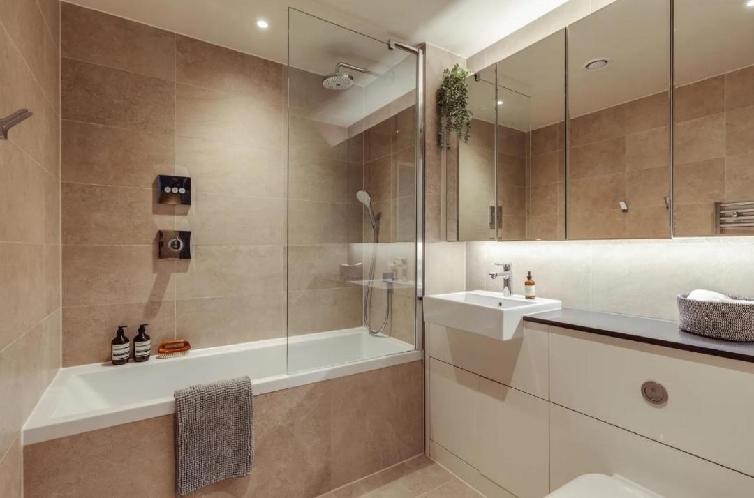 Appartement Elegant 2-bedroom Flat Near Bridge - Perfect Location With Easy Access Londen
