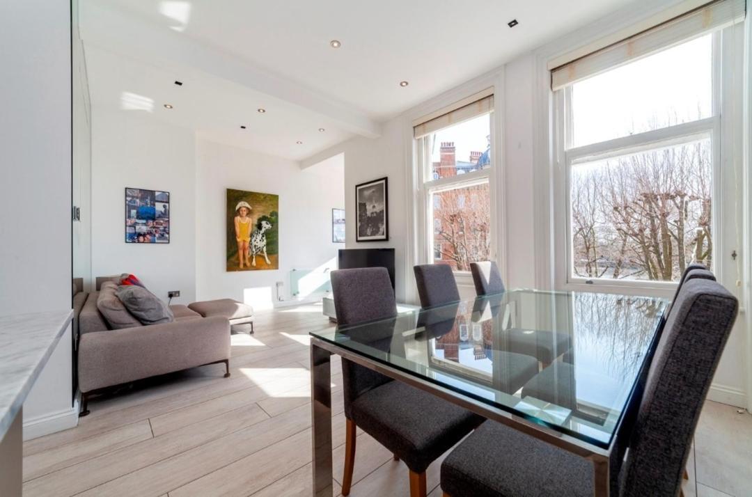 Elegant 2-bedroom Flat Near Bridge - Perfect Location With Easy Access Londen